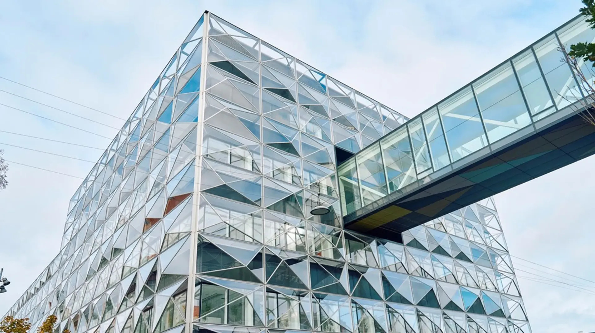 Vi var blandt de 4 udvalgte entrepriser der fik til opgave at løse nogle af de mest komplekse brandlukninger på Niels Bohr Bygningen, hvor kravene til præcision og dokumentation er i absolut topklasse. Det er et tydeligt bevis på vores faglighed og evne til at håndtere krævende opgave